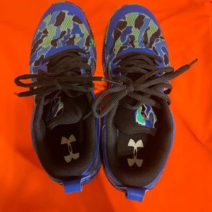 Youth Under Armour tennis shoes, size 3.5 Y
